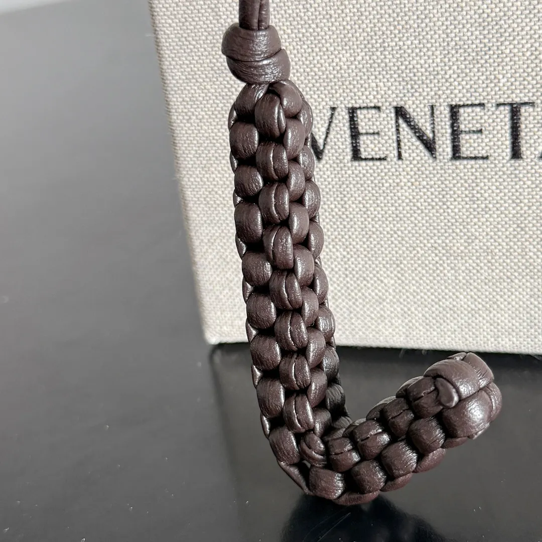 Batch 420 Let’s see what new cute little thing BV has released~ It’s this letter pendant, which is different from the puppy pendant. The weaving of this letter is more three-dimensional, and the material is very solid, and it is not easy to deform even if it is folded. Style number: J